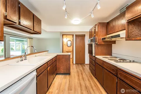 Kitchen - 1301 S 3rd Ave #19D, Sequim, WA 98382 photo 3 of 4