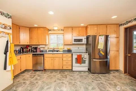Kitchen - 1301 S 3rd Ave #19D, Sequim, WA 98382 photo 4 of 4