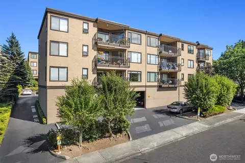 1071 4th Ave S #302, Edmonds, WA 98020