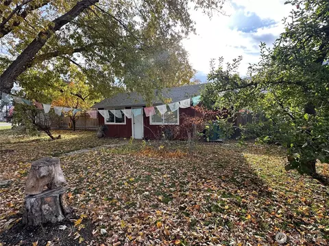 426 E Wapato Ave, Chelan, WA 98816 photo 2