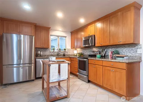5514 NE 195th St, Kenmore, WA 98028