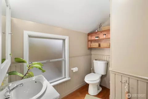 Bath - 5724 Lowell Rd, Everett, WA 98203 photo 2 of 2