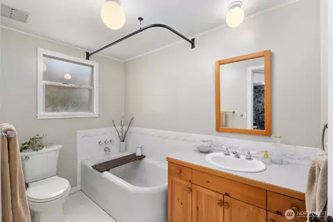 Bath - 5724 Lowell Rd, Everett, WA 98203 photo 1 of 2