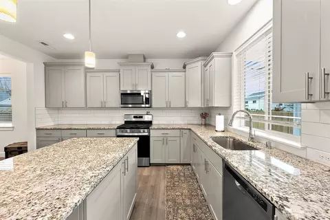 Kitchen - 507 Cope St SW, Orting, WA 98360 photo 2 of 4