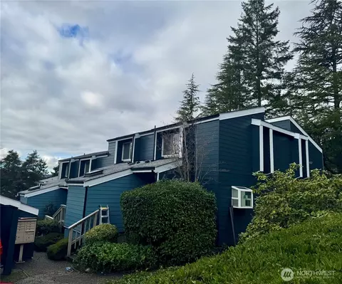 17028 NE 80th St #C2, Redmond, WA 98052