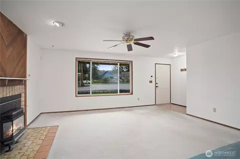 Living - 4334 Grand Ave, Everett, WA 98203 photo 3 of 4