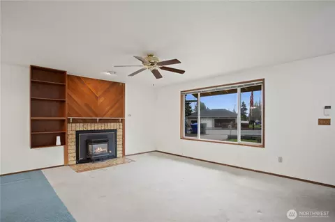 Living - 4334 Grand Ave, Everett, WA 98203 photo 2 of 4
