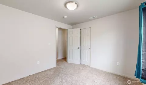 Bedroom - 907 E Cascade St, Othello, WA 99344 photo 4 of 4