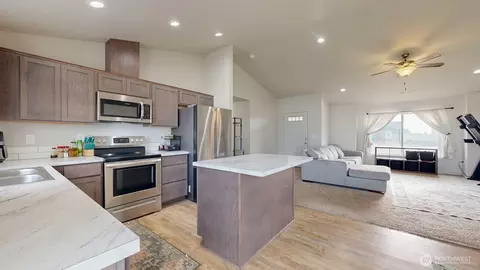 Kitchen - 907 E Cascade St, Othello, WA 99344 photo 3 of 5
