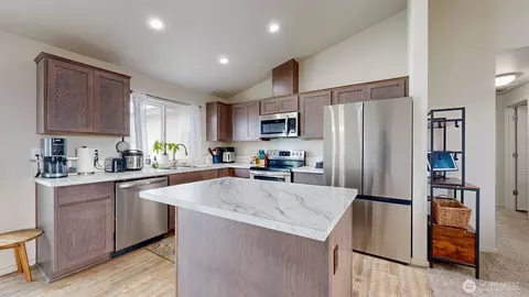 Kitchen - 907 E Cascade St, Othello, WA 99344 photo 2 of 5