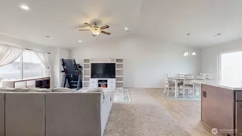Entry Way - 907 E Cascade St, Othello, WA 99344 photo 2 of 2