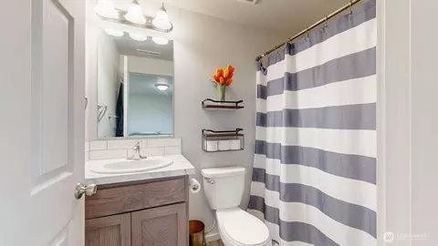 Bath - 907 E Cascade St, Othello, WA 99344 photo 1 of 3