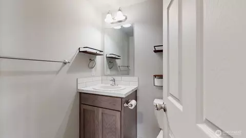 Bath - 907 E Cascade St, Othello, WA 99344 photo 2 of 3