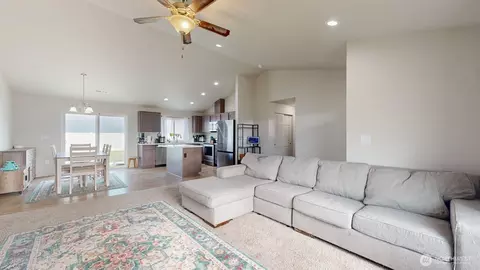 Entry Way - 907 E Cascade St, Othello, WA 99344 photo 1 of 2