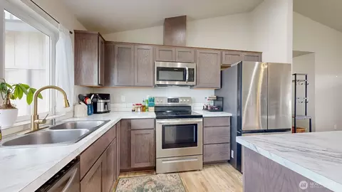 Kitchen - 907 E Cascade St, Othello, WA 99344 photo 4 of 5