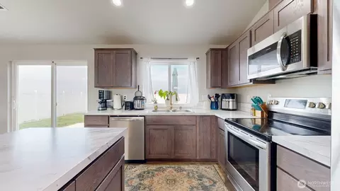 Kitchen - 907 E Cascade St, Othello, WA 99344 photo 5 of 5