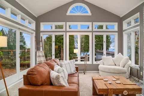 Living - 8430 Talbot Rd, Edmonds, WA 98026 photo 2 of 5