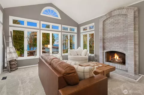 Living - 8430 Talbot Rd, Edmonds, WA 98026 photo 3 of 5