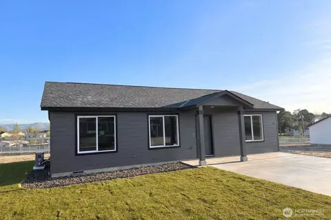 105 Poplar St NE, Royal City, WA 99357