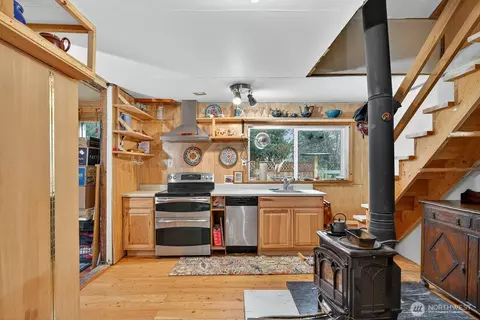 Kitchen - 7554 Nooksack Rd, Everson, WA 98247 photo 3 of 4