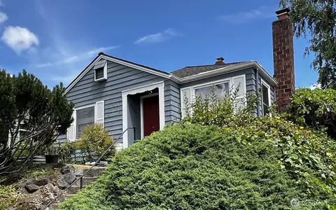 4710 34th Ave NE, Seattle, WA 98105