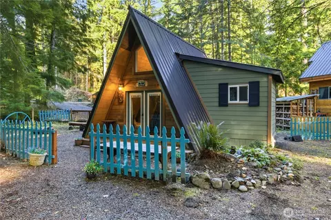 218 Paradise Dr, Ashford, WA 98304