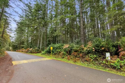 5 Larson Ln NW, Seabeck, WA 98380