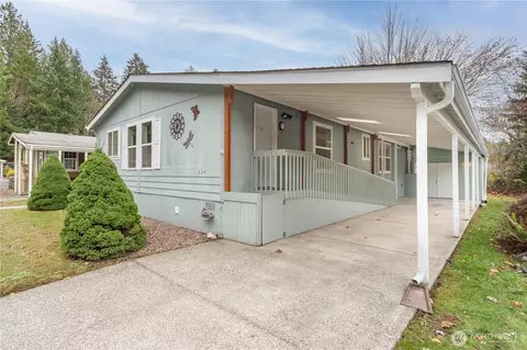 970 NE Saturn Ln, Bremerton, WA 98311