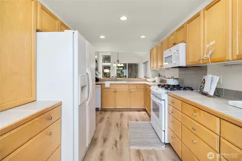 Kitchen - 19504 SE 24th #B, Bothell, WA 98012 photo 3 of 5