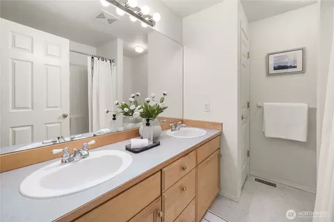 Bath - 19504 SE 24th #B, Bothell, WA 98012 photo 5 of 5