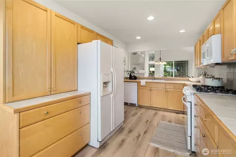 Kitchen - 19504 SE 24th #B, Bothell, WA 98012 photo 4 of 5
