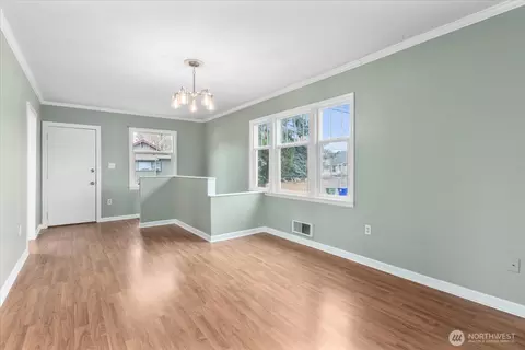 Living - 1016 Rockefeller Ave, Everett, WA 98201 photo 2 of 3