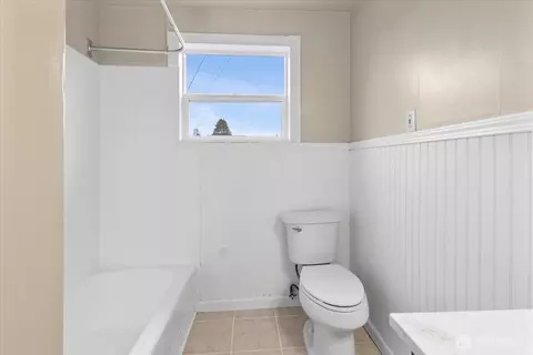 Bath - 1016 Rockefeller Ave, Everett, WA 98201 photo 2 of 3