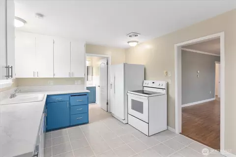 Kitchen - 1016 Rockefeller Ave, Everett, WA 98201 photo 2 of 2