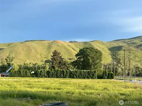 3765 Iroquois Ln, Wenatchee, WA 98801