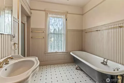 Bath - 1110 D St, Vader, WA 98593 photo 3 of 3