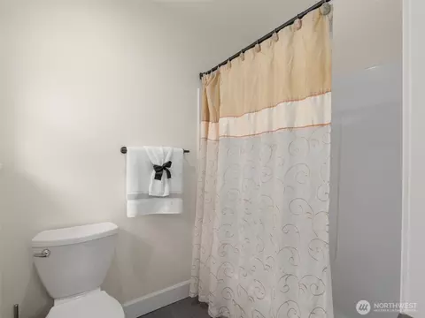 Bath - 4620 151st Pl SE, Everett, WA 98208 photo 3 of 6