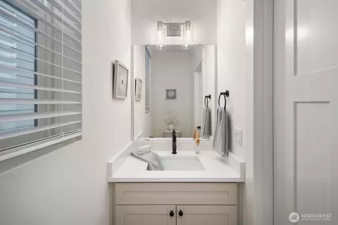 Bath - 20 160th Pl SE, Bothell, WA 98012 photo 1 of 7