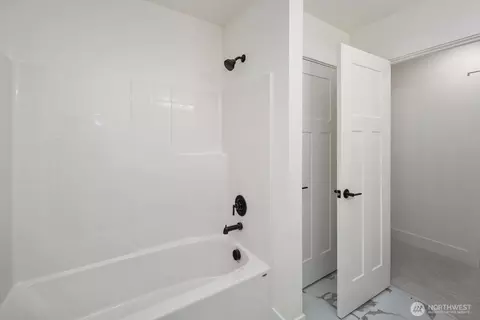 Bath - 20 160th Pl SE, Bothell, WA 98012 photo 6 of 7