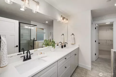Bath - 20 160th Pl SE, Bothell, WA 98012 photo 2 of 7
