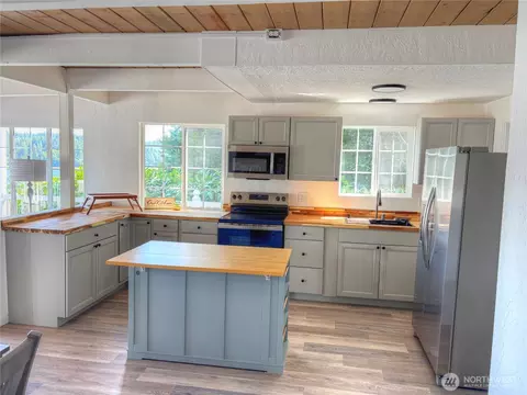 Kitchen - 81 E Panorama Way, Grapeview, WA 98546 photo 1 of 2
