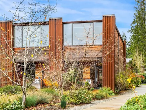 392 Wills Ln NW, Bainbridge Island, WA 98110