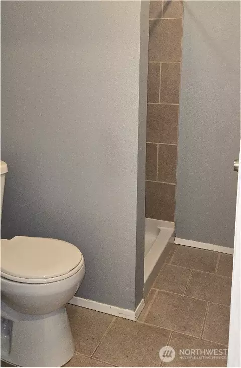 Bath - 5915 Highway Pl #404, Everett, WA 98203 photo 3 of 3