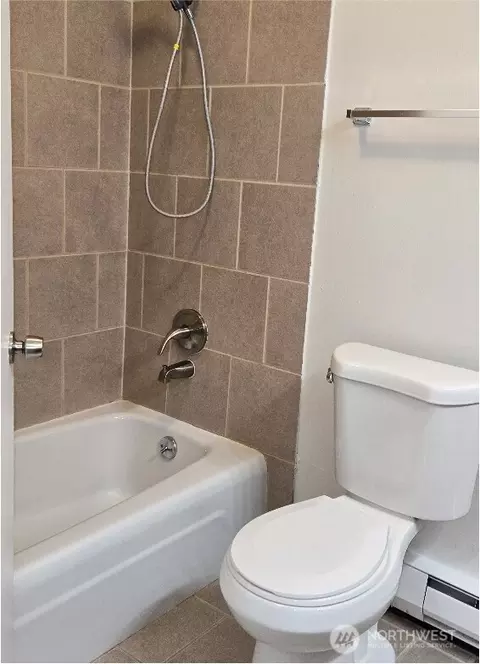 Bath - 5915 Highway Pl #404, Everett, WA 98203 photo 2 of 3