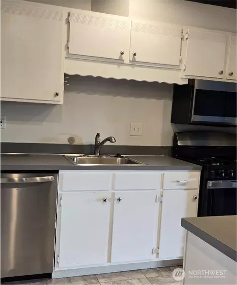 Kitchen - 5915 Highway Pl #404, Everett, WA 98203 photo 2 of 3