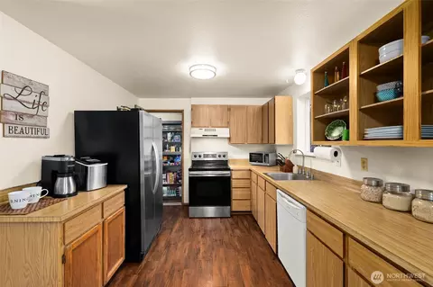 Kitchen - 522 Harmony Ln, Enumclaw, WA 98022 photo 1 of 2