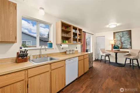 Kitchen - 522 Harmony Ln, Enumclaw, WA 98022 photo 2 of 2