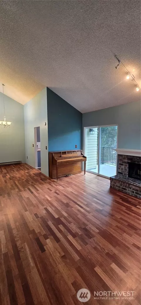 Living - 820 Cady Rd #H304, Everett, WA 98203 photo 4 of 5