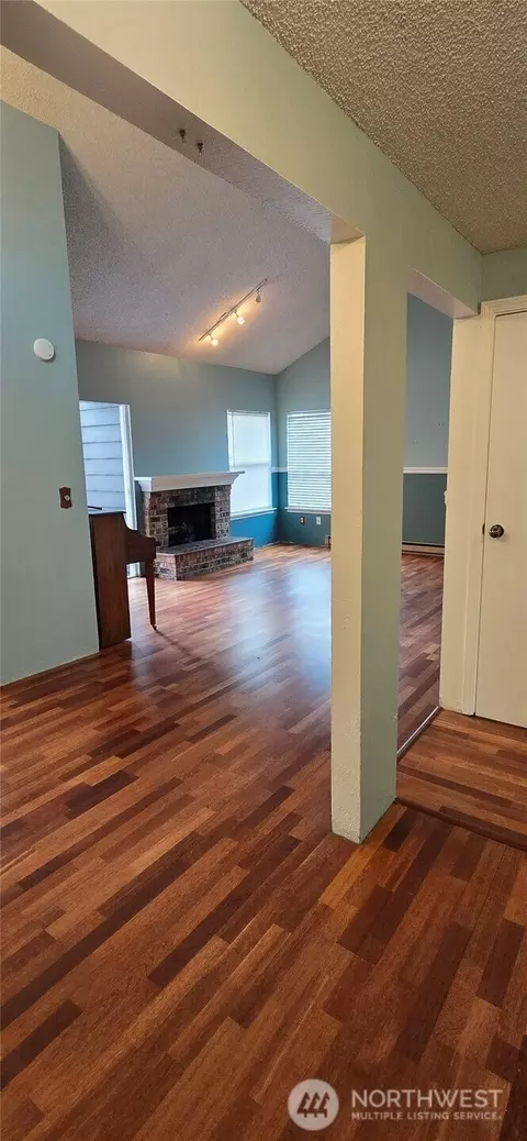 Living - 820 Cady Rd #H304, Everett, WA 98203 photo 3 of 5