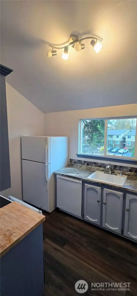 Kitchen - 820 Cady Rd #H304, Everett, WA 98203 photo 2 of 3